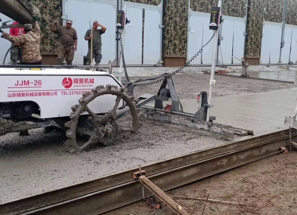 兩輪-激光整平機施工現場 兩輪-激光整平機施工現場